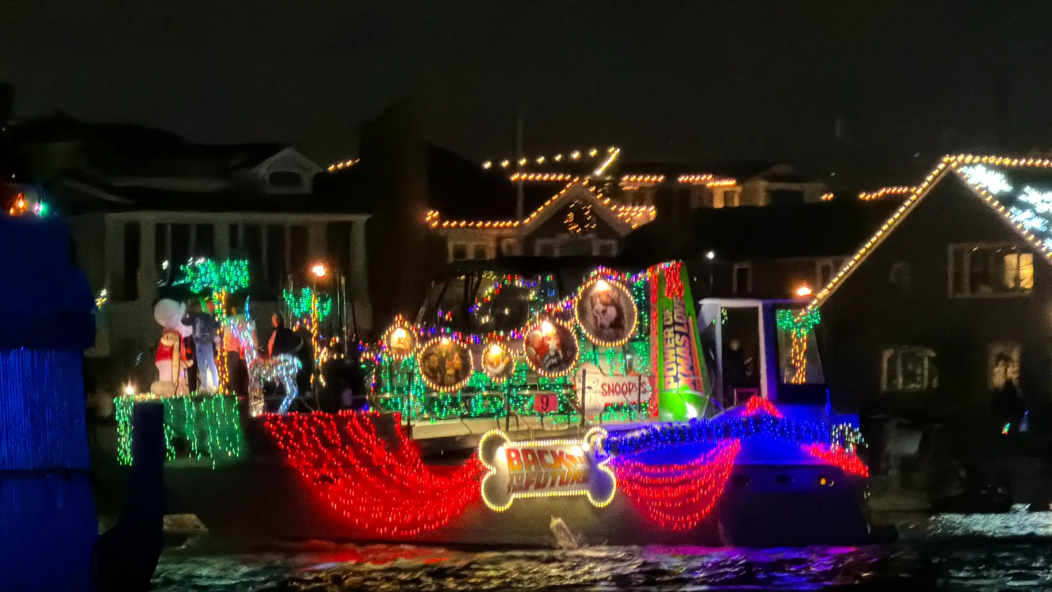 Newport Beach 海上聖誕遊行：璀璨燈火與溫馨氛圍